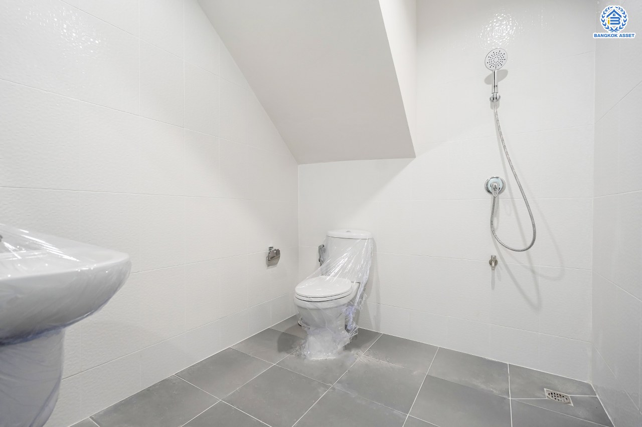 บ้านมือสองตกแต่งใหม่ ม.นาคนิวาส37 ลาดพร้าว เนื้อที่ 28 ตร.ว. ฟังก์ชัน 4 ห้องนอน 3 ห้องน้ำ 1 ที่จอดรถ พร้อม บนทำเลใจกลางเมือง! เชื่อมต่อทั้งถนนประเสริฐมนูญกิจ, เกษตร-นวมินทร์, ลาดพร้าว, รัชโยธินฯ ใกล้ทางด่วนฉลองรัช และรถไฟฟ้าสายสีน้ำเงิน "สถานีลาดพร้าว"...